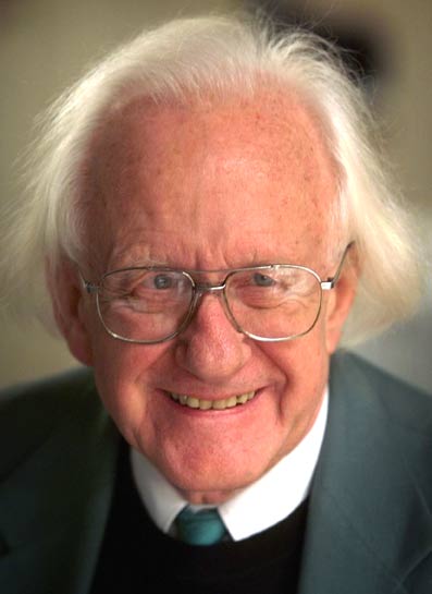 Fredsprofessor-Johan-Galtung-en-præsentation-01